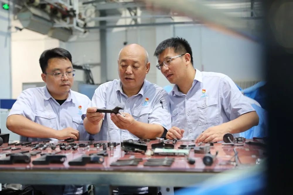 新華社丨李志強(qiáng)：以匠心鑄重器，以傳承育新人